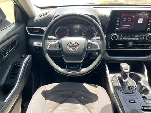 Used 2022 Toyota Highlander LE FWD image 13