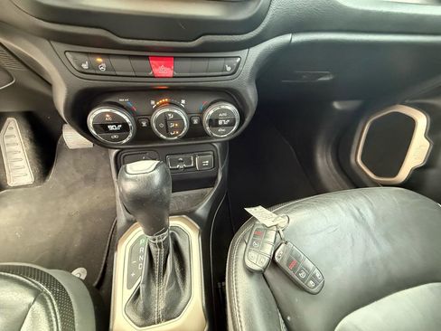 Used 2015 Jeep Renegade Limited image 19