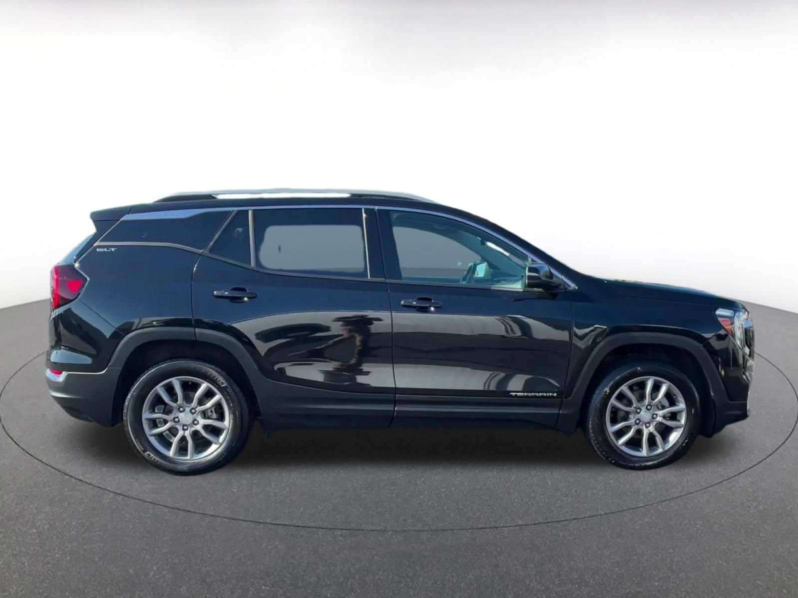 Used 2024 GMC Terrain SLT AWD/4WD image 15