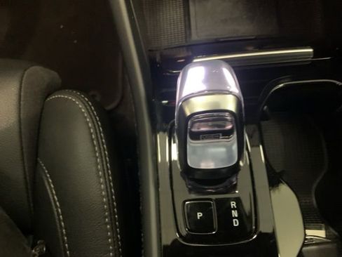 Used 2025 Volvo XC40 B5 Plus image 13