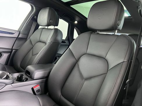 Certified 2026 Porsche Macan AWD/4WD image 5