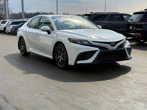 Used 2023 Toyota Camry SE w/ Convenience Package image 3