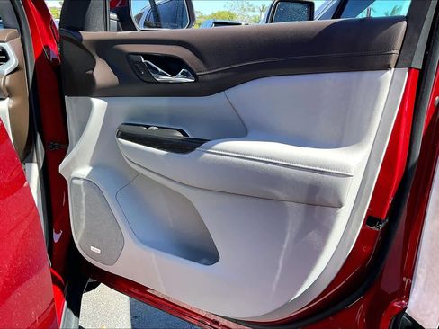 Certified 2023 GMC Acadia SLT w/ Technology Package image 23