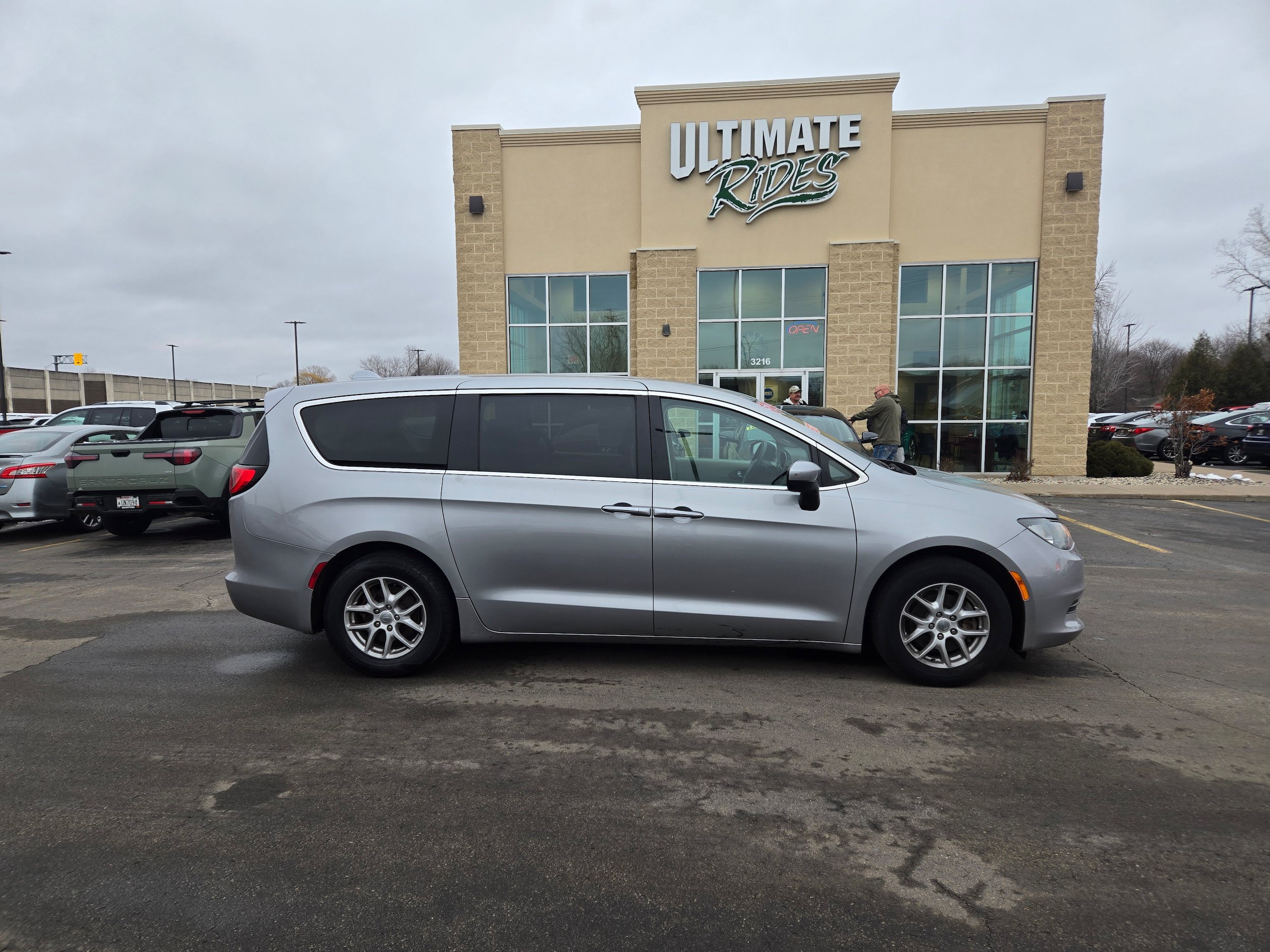 Used 2017 Chrysler Pacifica LX FWD image 1