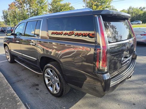 Used 2018 Cadillac Escalade ESV Luxury RWD image 3