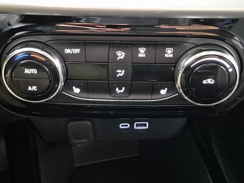 Certified 2025 Chevrolet Trax LT w/ LT Convenience Package image 18