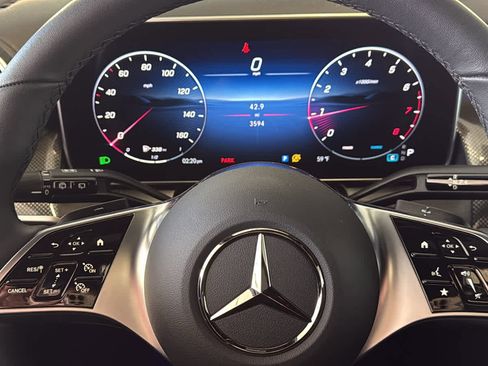 Used 2025 Mercedes-Benz GLC 300 4MATIC image 18