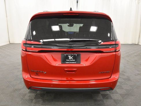 Used 2025 Chrysler Pacifica Limited image 6