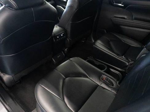 Used 2023 Toyota Highlander XLE FWD image 25