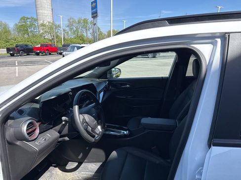 Used 2024 Chevrolet Trax RS w/ Driver Confidence Package image 40