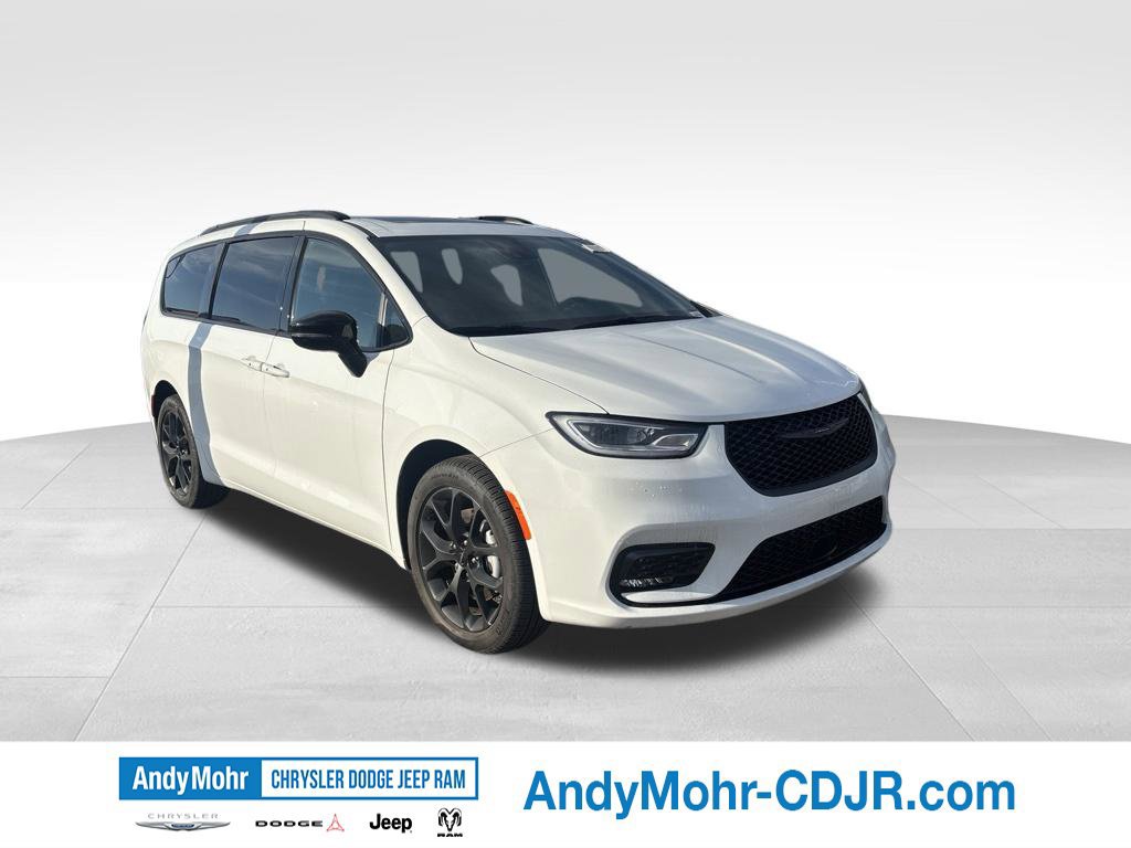 Used 2025 Chrysler Pacifica Limited w/ Trailer Tow Group AWD/4WD image 1