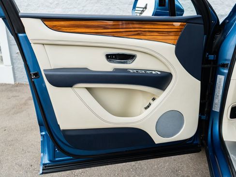 Used 2022 Bentley Bentayga image 24