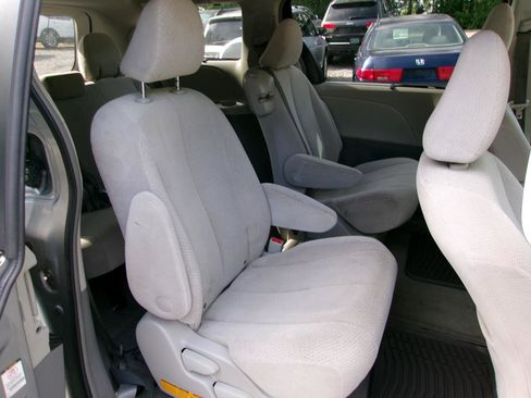 Used 2011 Toyota Sienna LE FWD image 6
