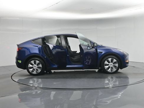 Used 2023 Tesla Model Y Long Range AWD/4WD image 3