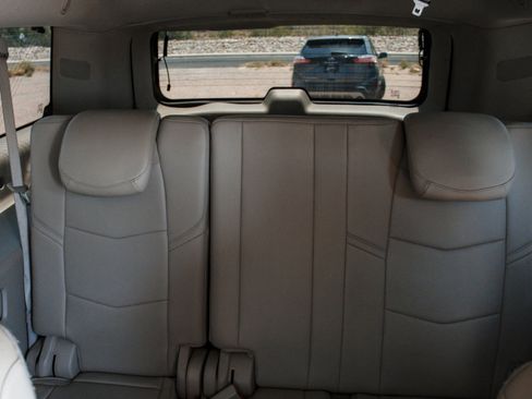 Used 2017 Cadillac Escalade ESV Premium Luxury AWD/4WD image 28