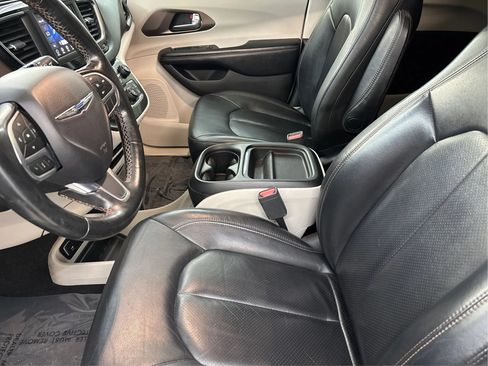 Used 2019 Chrysler Pacifica Touring-L FWD image 13