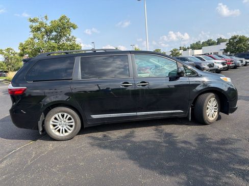Used 2017 Toyota Sienna XLE Premium w/ Protection Package FWD image 18
