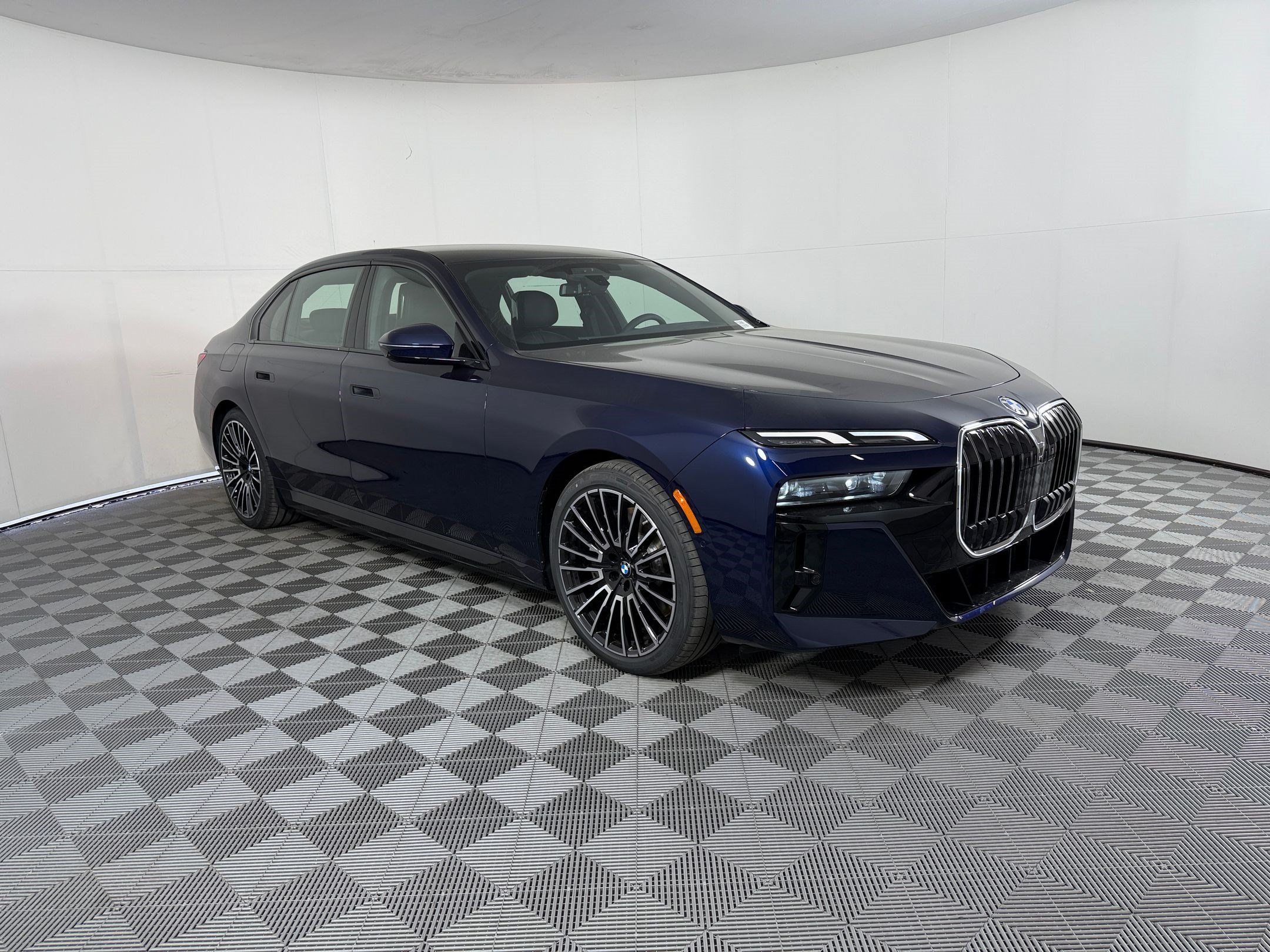 Used 2026 BMW 750e xDrive AWD/4WD image 7