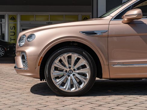 Used 2023 Bentley Bentayga Extended Wheelbase image 25
