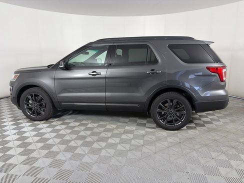 Used 2017 Ford Explorer XLT w/ Equipment Group 202A AWD/4WD image 4