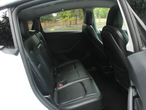 Used 2021 Tesla Model Y Long Range AWD/4WD image 25