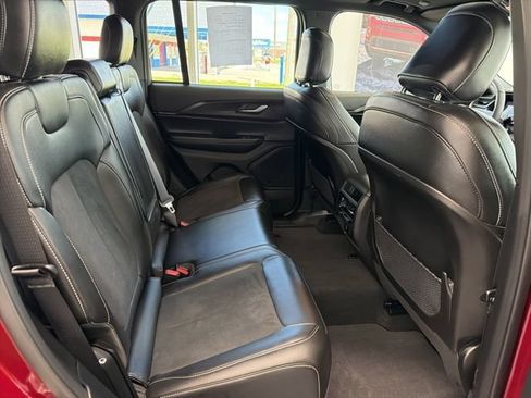 Used 2025 Jeep Grand Cherokee Altitude AWD/4WD image 9
