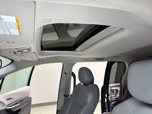 Used 2021 Toyota Sienna XLE AWD/4WD image 3