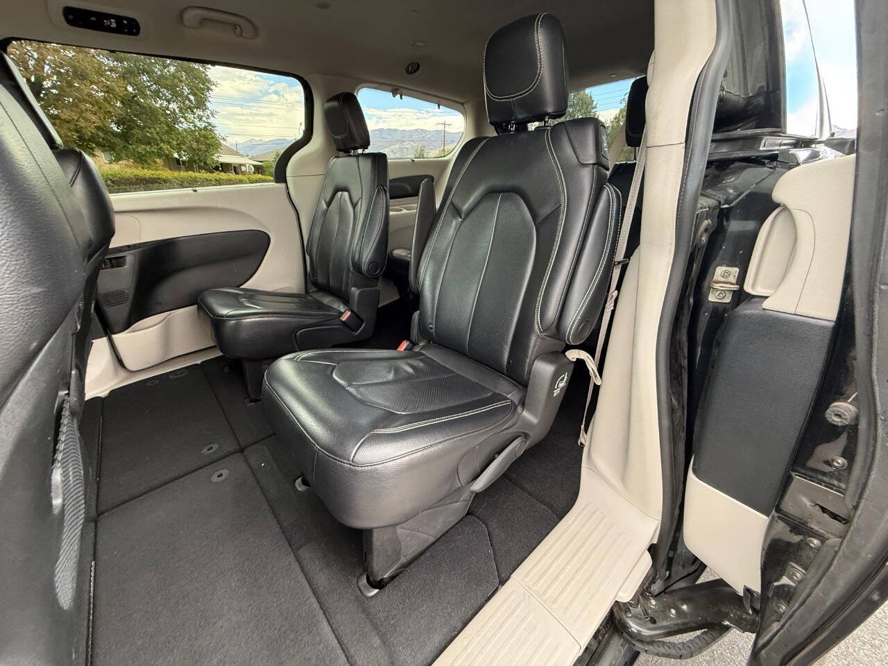 Used 2022 Chrysler Pacifica Touring-L FWD image 11
