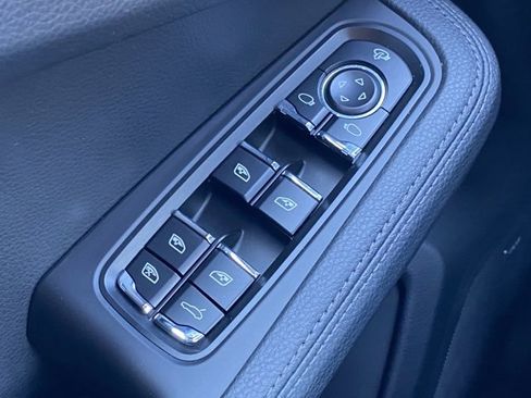 Certified 2025 Porsche Macan image 24