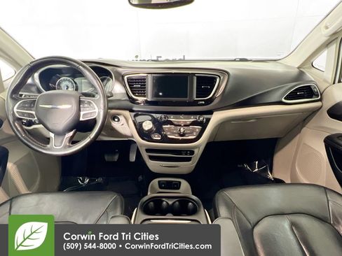 Used 2020 Chrysler Pacifica Touring-L FWD image 7