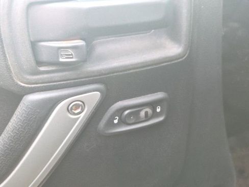 Used 2015 Jeep Wrangler Unlimited Rubicon image 19