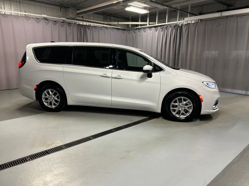 Used 2023 Chrysler Pacifica Touring image 8