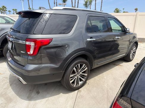 Used 2017 Ford Explorer Platinum AWD/4WD image 4