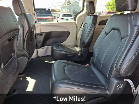 Used 2023 Chrysler Pacifica Touring-L FWD image 13