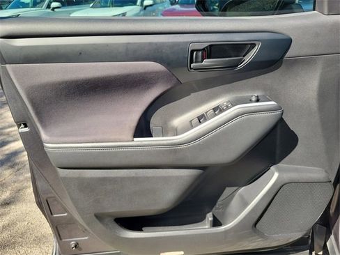 Used 2023 Toyota Highlander L image 12