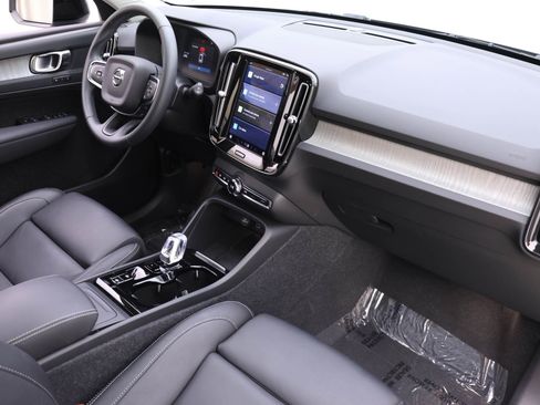 Certified 2024 Volvo XC40 B5 Plus image 22