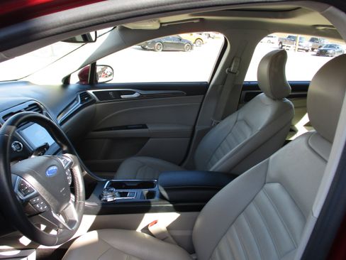 Used 2017 Ford Fusion SE w/ Fusion SE Technology Package AWD/4WD image 12