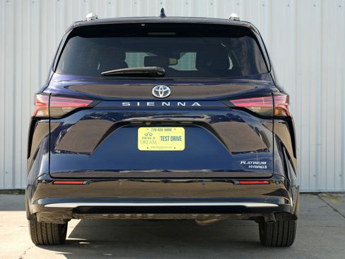 Used 2024 Toyota Sienna Platinum image 11