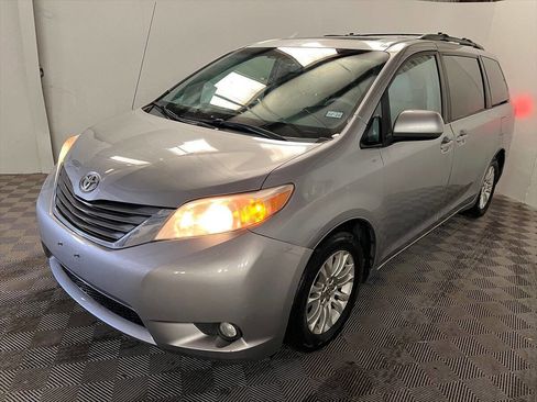 Used 2013 Toyota Sienna XLE image 2
