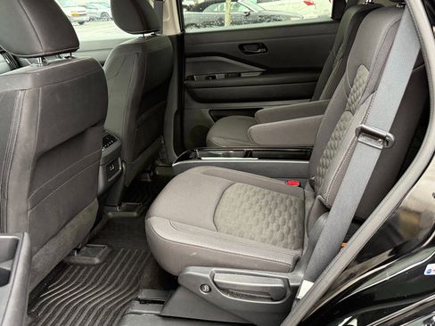 Used 2024 Nissan Pathfinder SV w/ SV Premium Package image 16