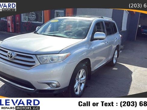 Used 2011 Toyota Highlander Limited w/ Tow Pkg AWD/4WD image 3