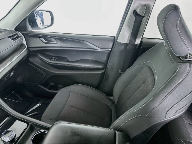 Used 2023 Jeep Grand Cherokee Laredo X AWD/4WD image 23