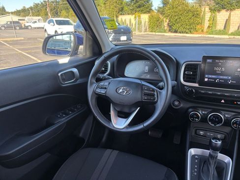 Used 2025 Hyundai Venue SEL image 34