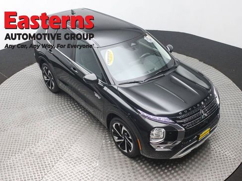 Used 2023 Mitsubishi Outlander SE image 3