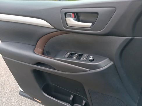 Used 2018 Toyota Highlander XLE image 14