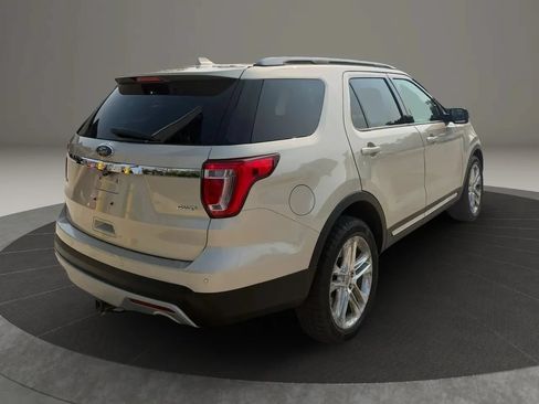 Used 2017 Ford Explorer XLT w/ Equipment Group 202A AWD/4WD image 7