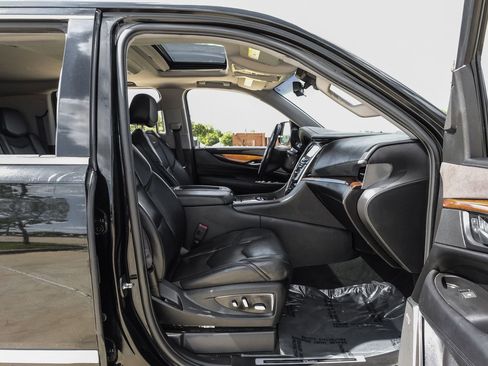 Used 2018 Cadillac Escalade ESV Luxury RWD image 31