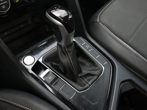 Used 2024 Volkswagen Taos SE image 25