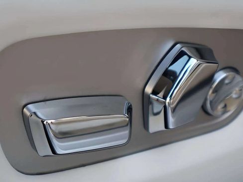 Used 2018 Rolls-Royce Dawn RWD image 21