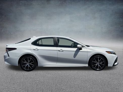 Used 2024 Toyota Camry SE image 2